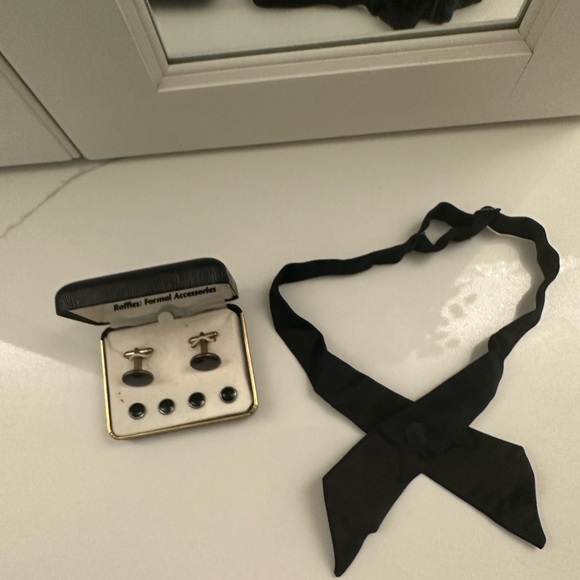 Vintage Raffles Onyx Cufflinks and bowtie - Picture 3 of 6